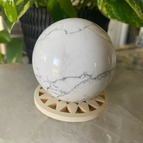 Howlite Sphere - Picture 4 of 4